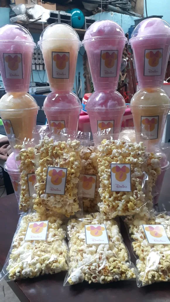 Fiesta de graduación con snacks variados